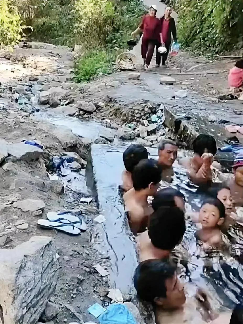 天哪！挤在小水沟里洗澡，卫生吗？