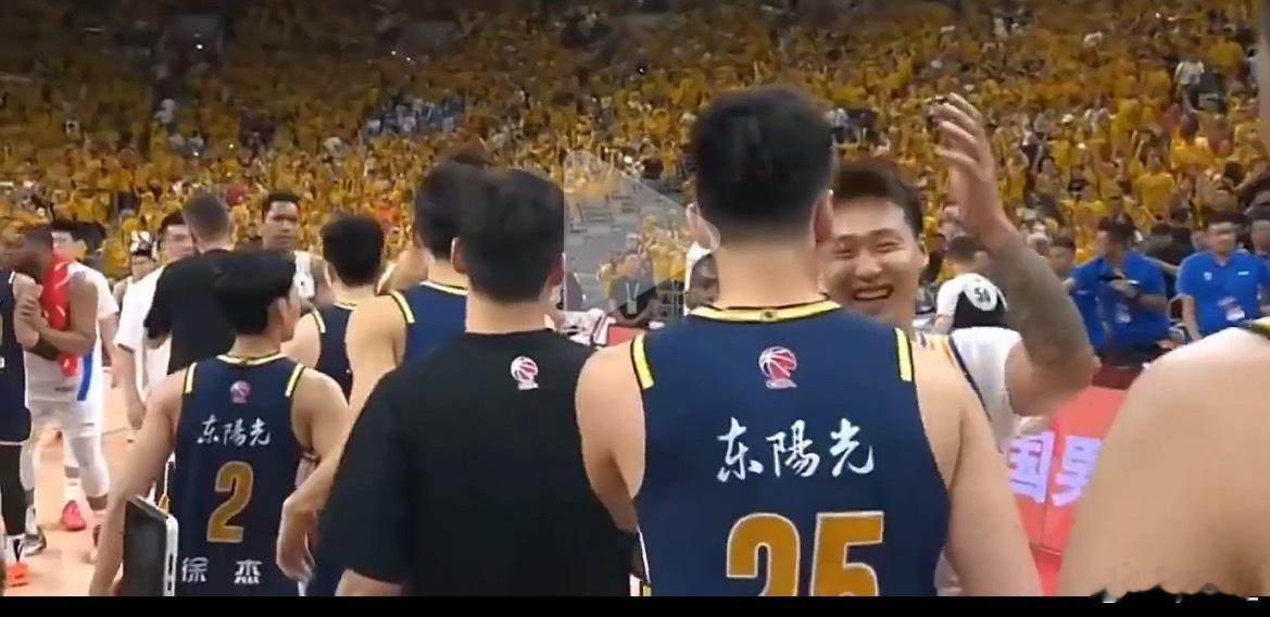 广东男篮vs北京男篮笑死 赵睿你怎么比自己队赢球还高兴呢