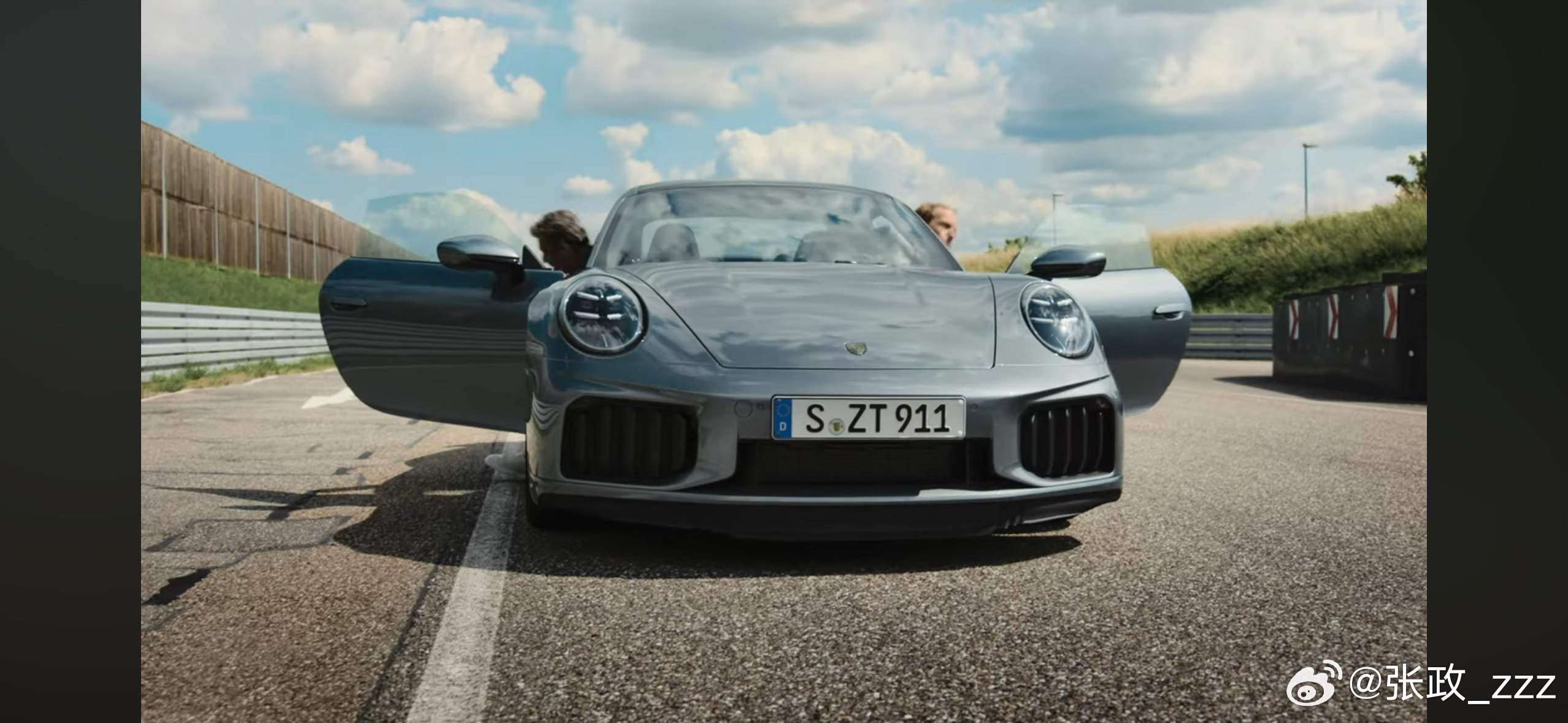 992.2的Turbo S把前杠上的日行灯拿掉了，这也是自997世代以来，第一台