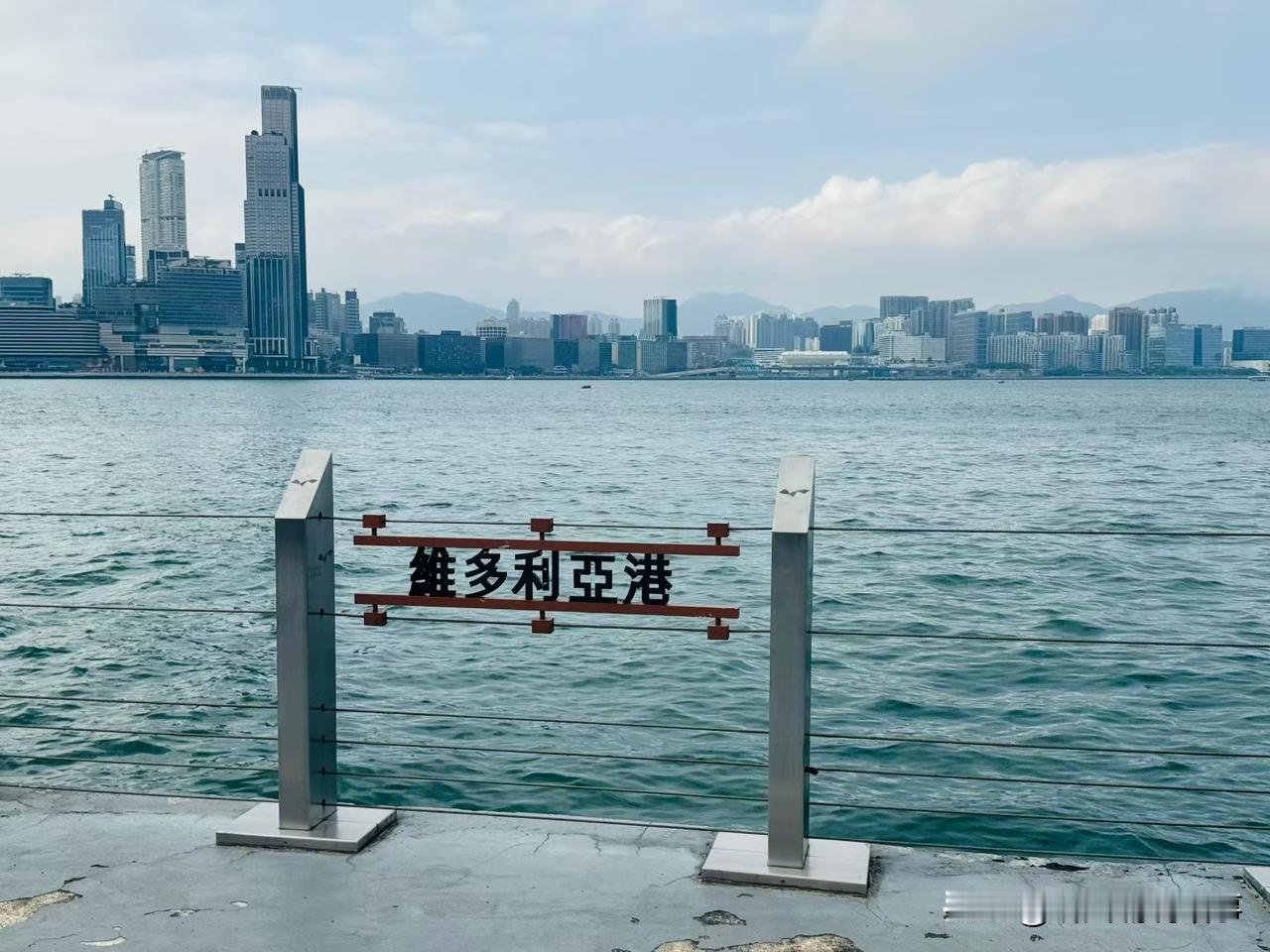 我们总在忙着赶路，别忘了回头抱抱身边的长辈。
趁时光还在，珍惜当下，多陪陪他们！