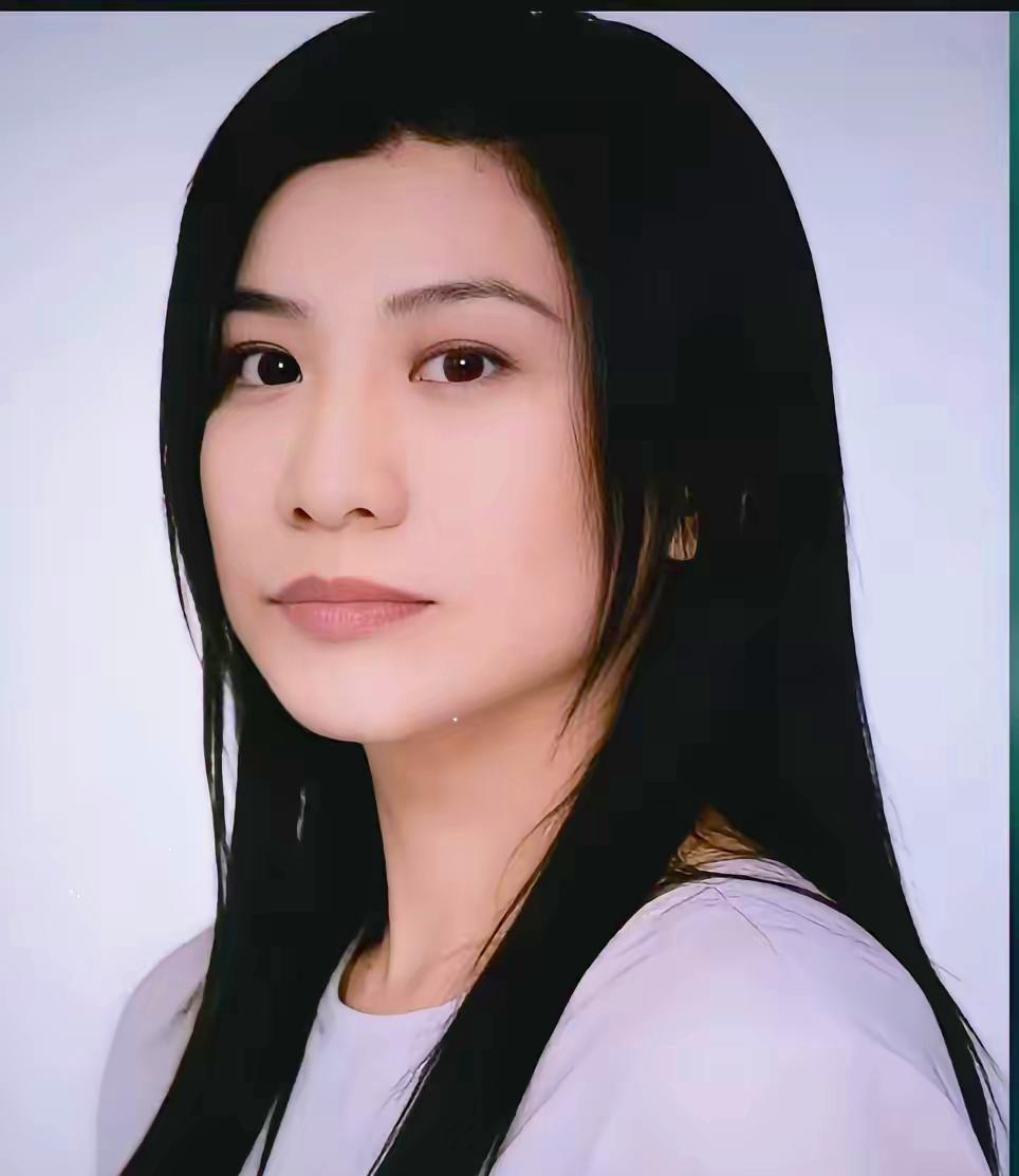这个女人叫祁春艳，是一个寡妇，凭着出色的容貌，她傍上了一个亿万富翁。为了能彻底控