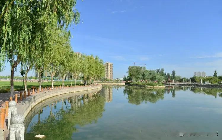 人这一辈子，走过多少路，见过多少人，
最后才明白：
心安，就是最大的富；陪伴，就