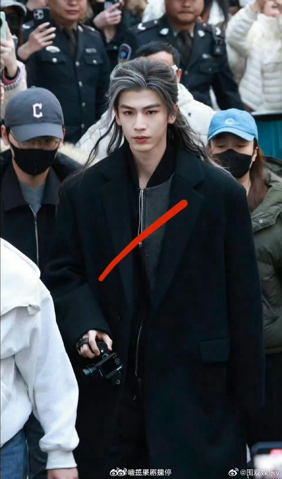 张凌赫第一次古装白发张凌赫归鸾白发出妆 凌帝归鸾白发出妆，帅到原地尖叫