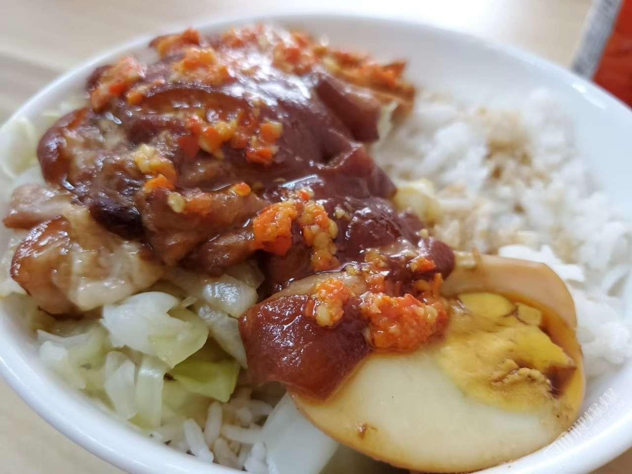 广东人爱吃的猪脚饭，全国却没怎么火起来。外卖平台数据显示，全国相关餐饮企业才三万