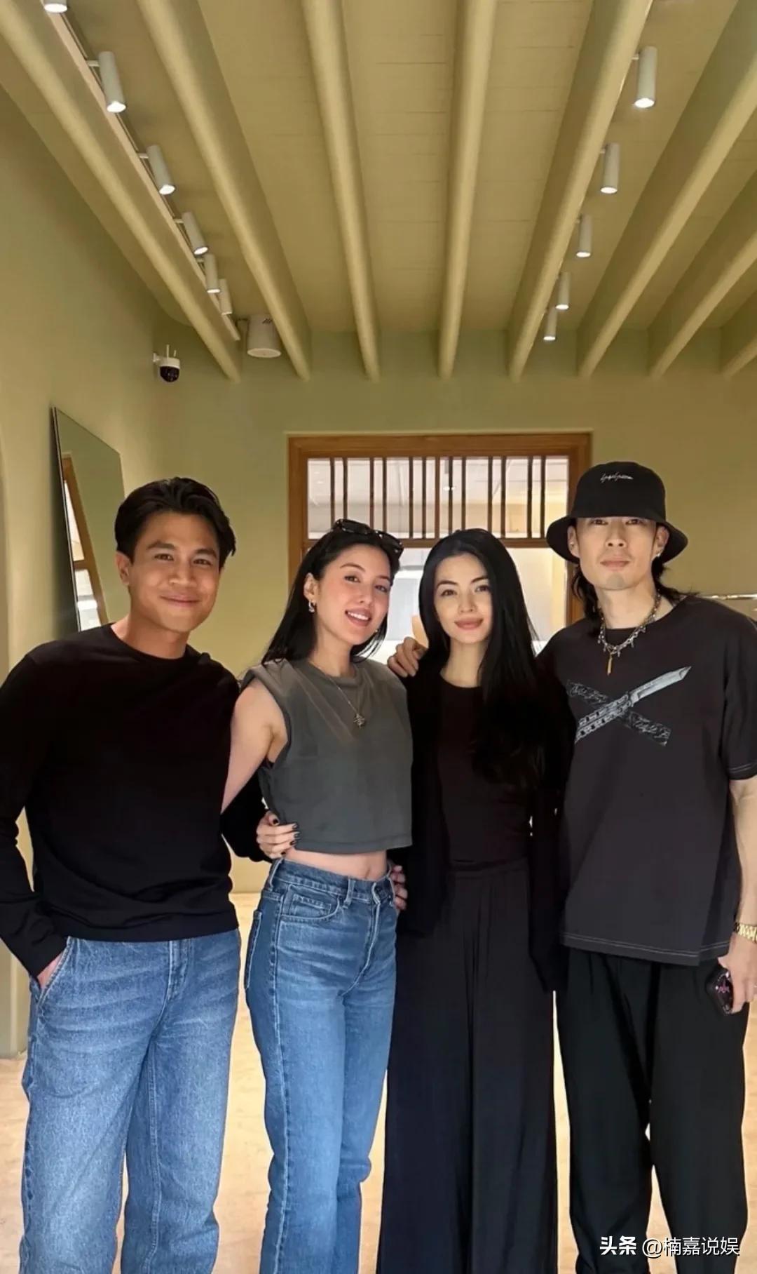 吴建豪和妻子在官宣结婚后，首次在公众场合同框，俩人的确看起来确实有夫妻相。
戴着