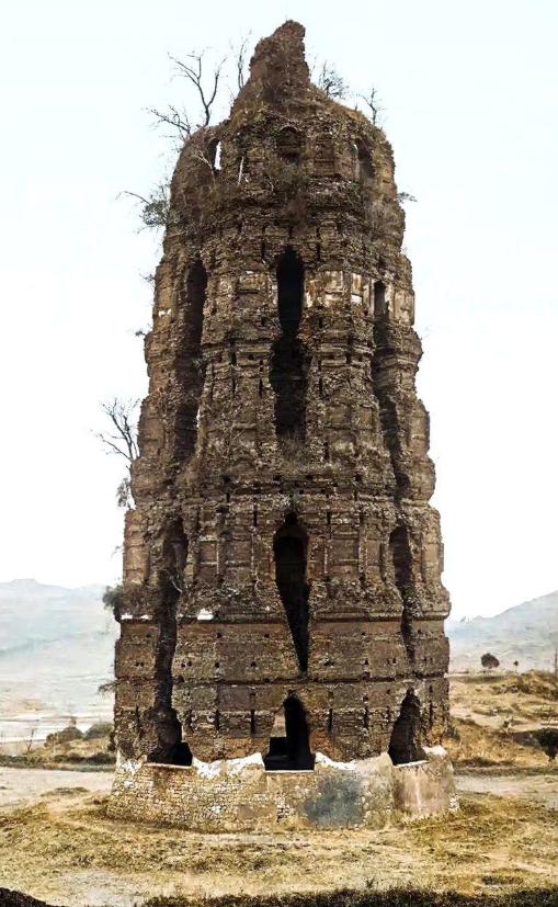 1924年，雷峰塔突然倒塌。人们害怕“白蛇”出塔，纷纷呼喊：“快跑啊，雷峰塔倒了