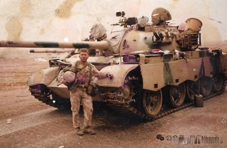 英军士兵与一辆伊军69II坦克（伊拉克称为T-55B）合影，摄于科威特。