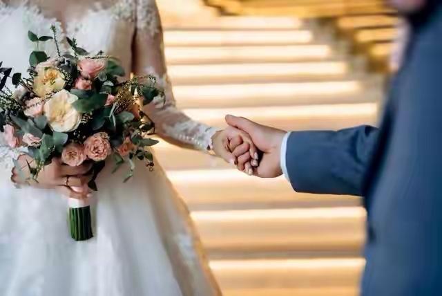 【婚礼现场闹剧：不给红包就不让走？】近日，山东临沂一场婚礼变成了“闹剧现场”。新