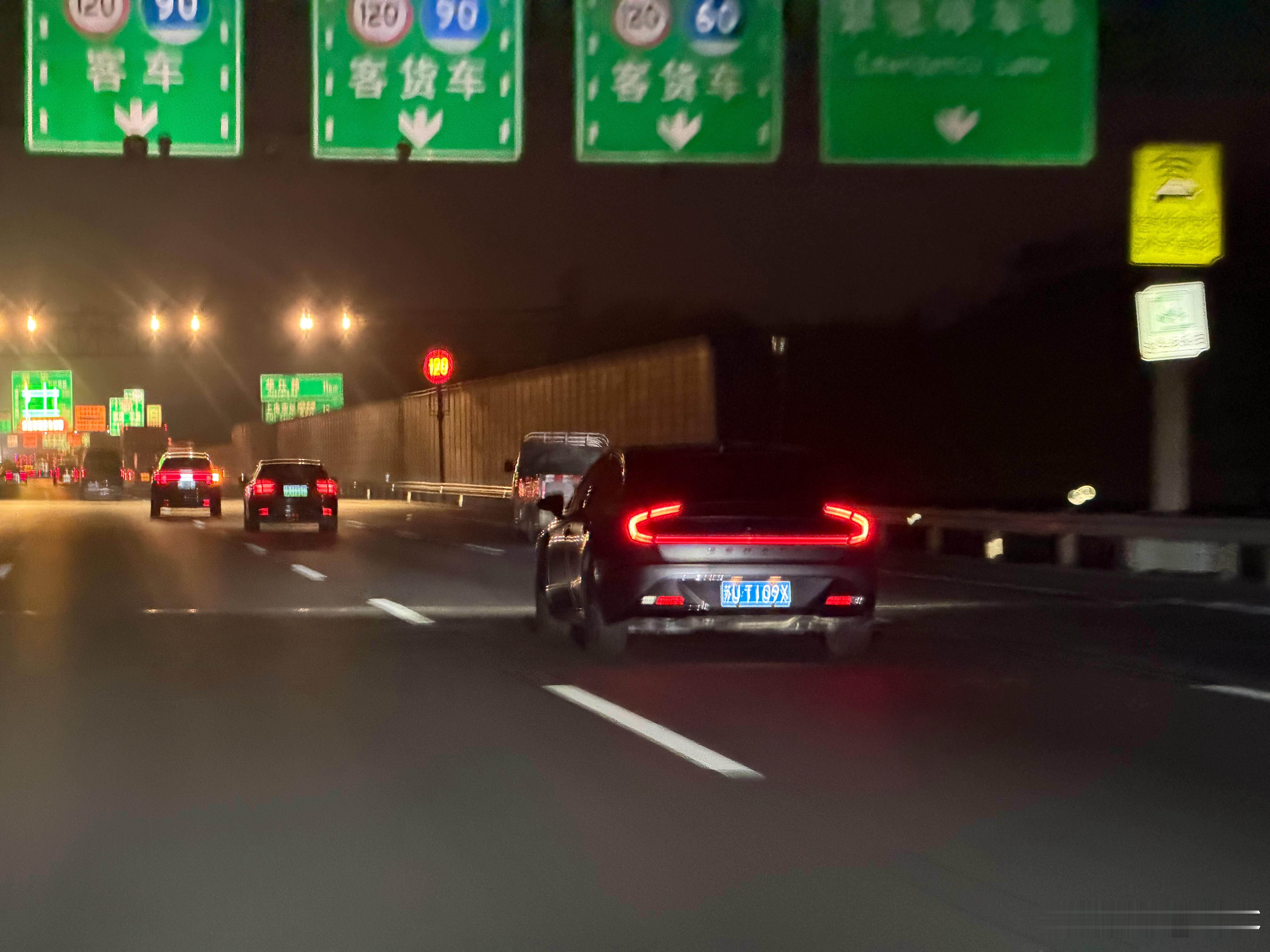 不是...这台小米 YU7 怎么挂蓝牌