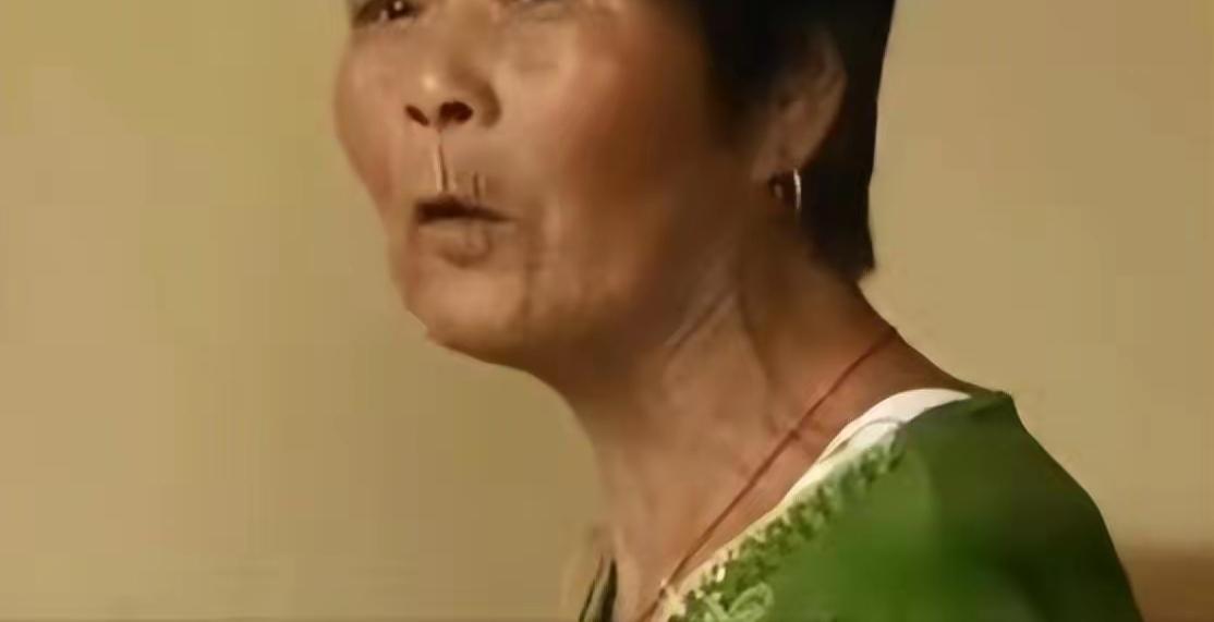 不是所有母亲都爱孩子，因为有时候是恶魔做了母亲



江苏南通三余镇的朱金虹是三