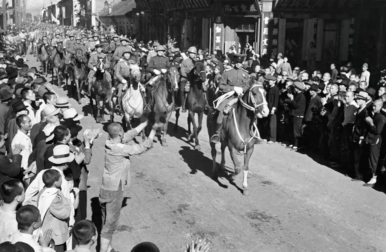 1945年，苏联红军出兵东北，同中国军民一起对盘踞在东北的日寇给予毁灭性的打击，