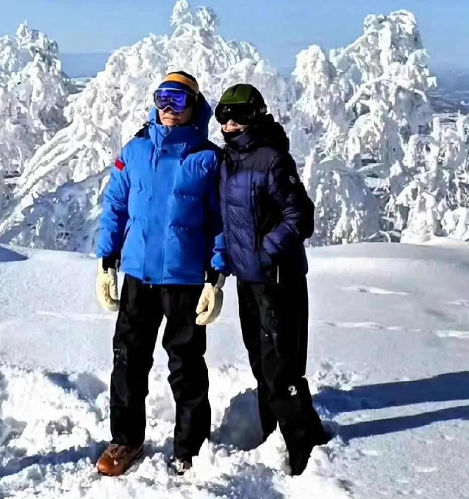 刘嘉玲晒出和梁朝伟滑雪，一起去的还有一大帮朋友！其中好像有王菲，不过不确定，滑雪