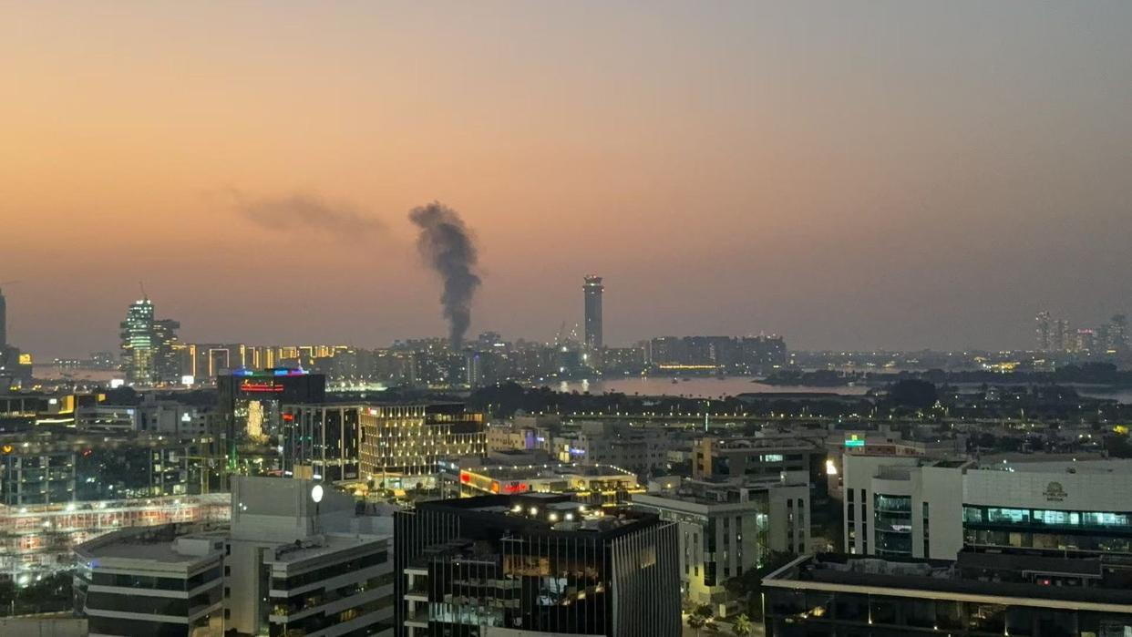 “迪拜机场炸了！航站楼被导弹碎片击中，现场浓烟滚滚，旅客疯狂逃命。这哪是机场，简