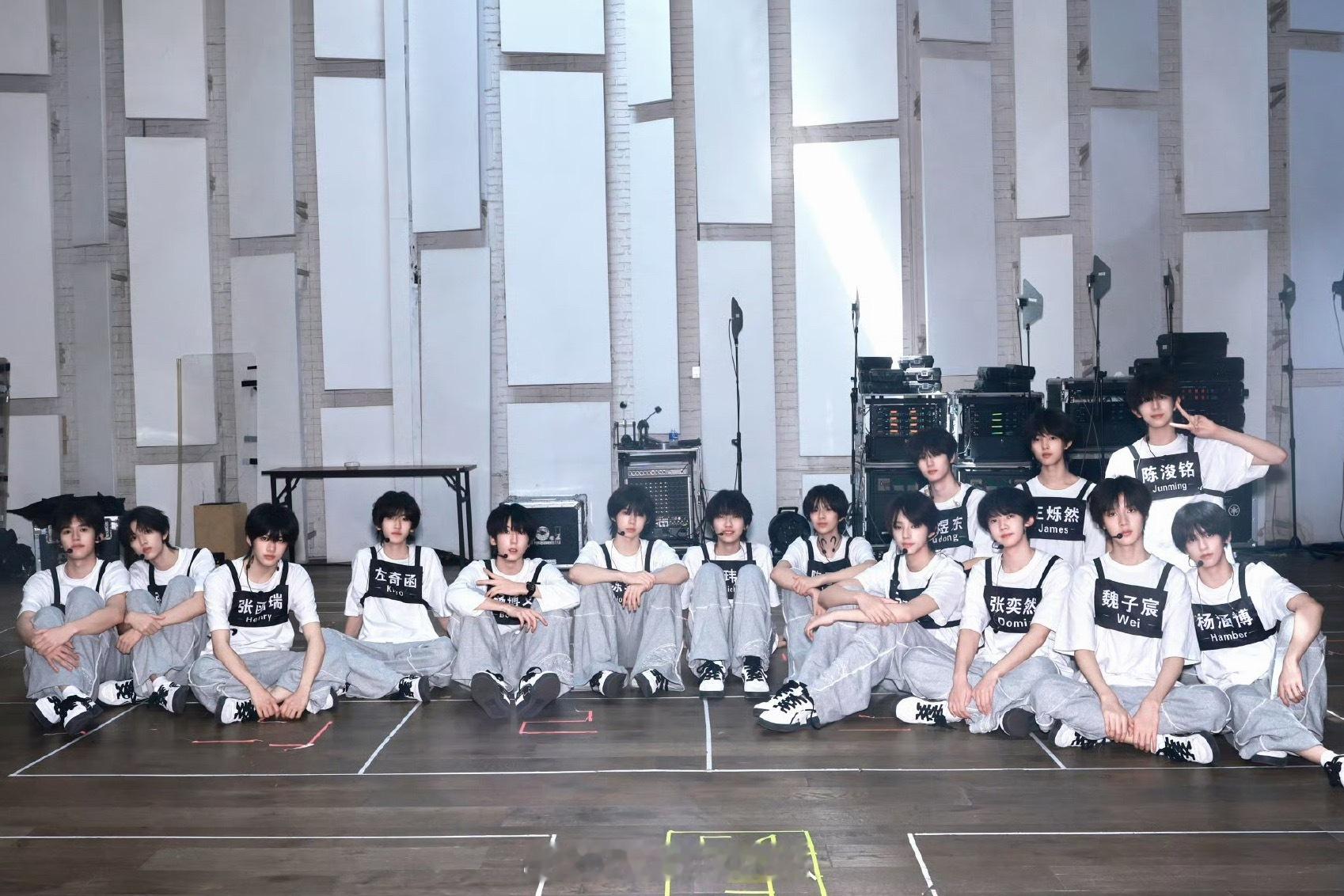 五公伴手礼五公 错票TF四代五公伴手礼手写信💌：希望这次公演会带给你们幸福，我