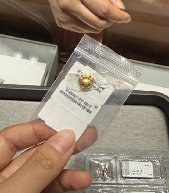 半年暴跌30%又单日暴涨60元/克，金价疯狂坐过山车，散户割肉有人却越跌越买，真