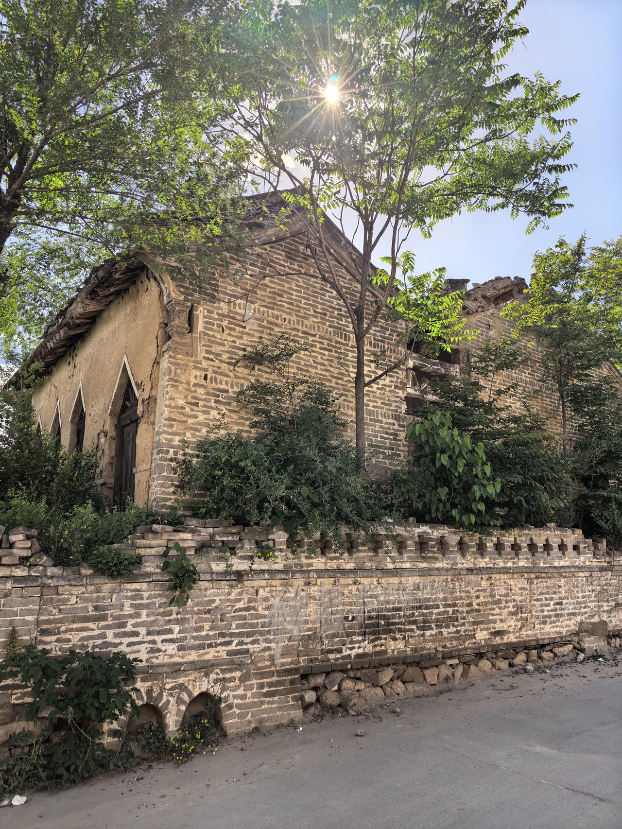从楼枝村看油菜花回来时，我被路边这座破坏建筑吸引了，它勾起我儿时回忆。上小学时，