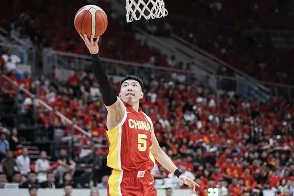 中国男篮后卫的新答案--廖三宁！
 这哥们今年25岁，192的身高80公斤体重。