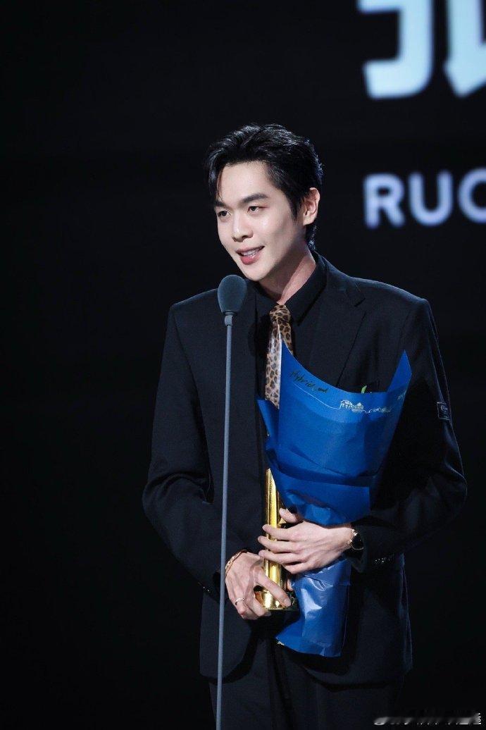 张若昀阅文盛典年度演员 张若昀获得阅文 IP 盛典年度演员奖，还特别感谢小范大人