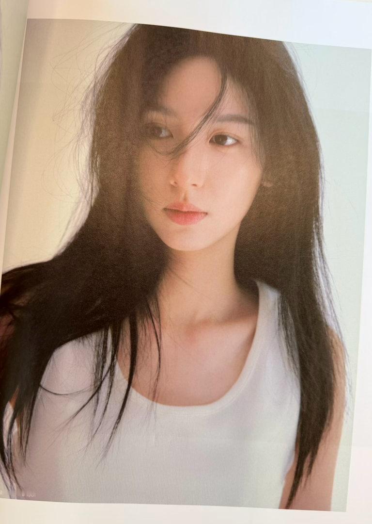 1983的剧刚刚播完，周也封面的杂志也到了，工位含“也”量越来越高啦