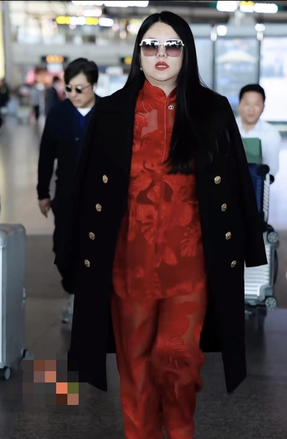 李湘与王岳伦一同出现在机场，但似乎这次的富态，更圆润了！走路仰着脖子，尤其是一身