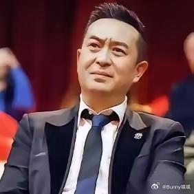 央视的评价果真一针见血， 张嘉译现在56岁了， 彻底不在北京住了，当然人家也没有