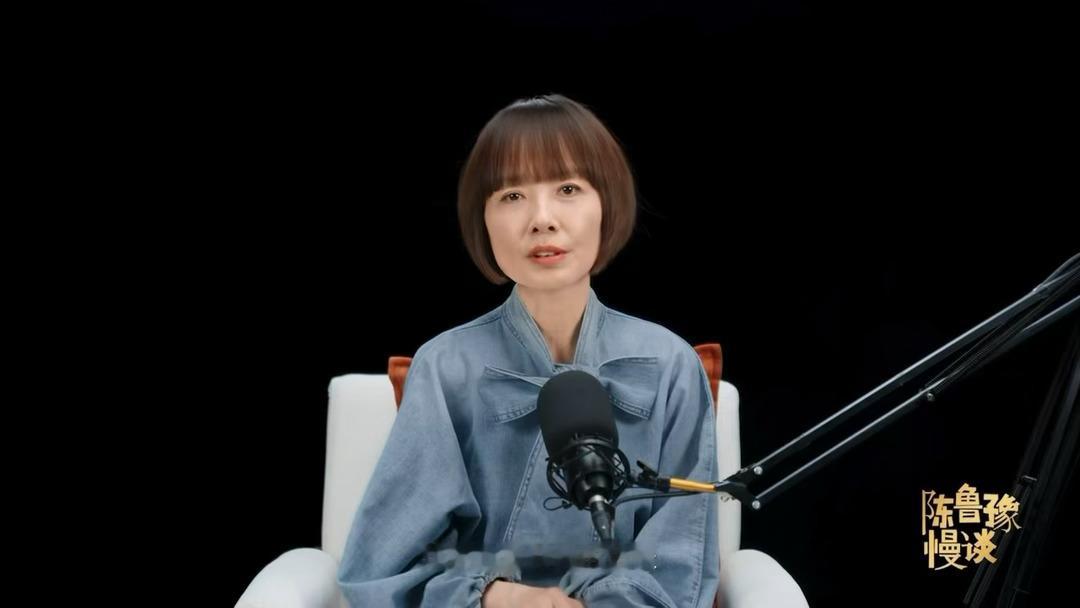蔡磊用眼控仪和鲁豫对谈鲁豫说蔡磊微笑变多了6月21日恰逢世界渐冻人日，也是父亲节