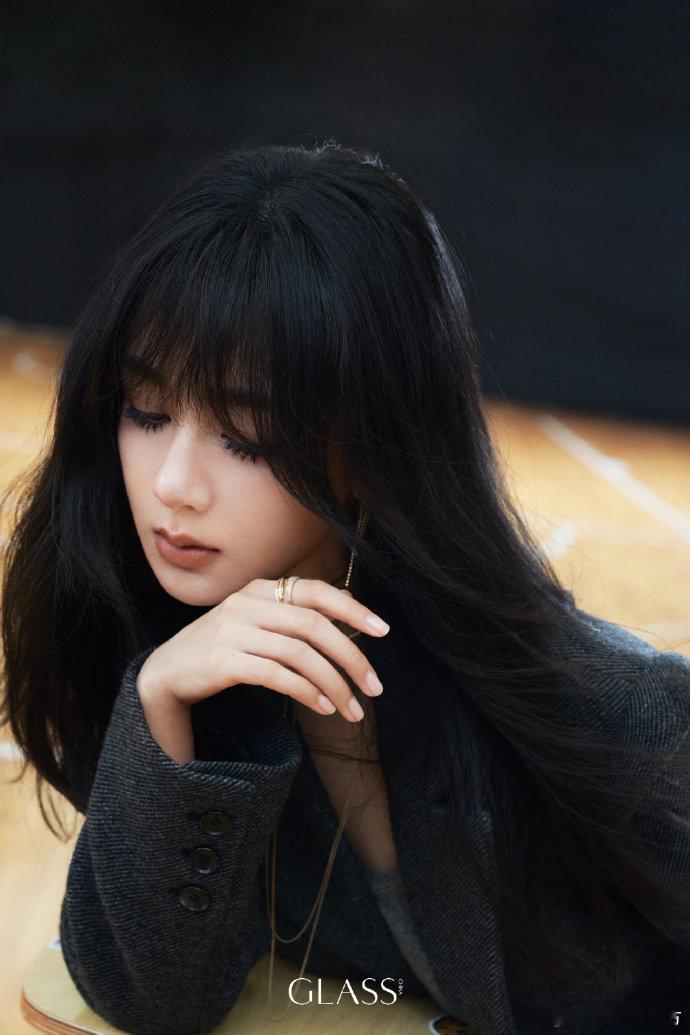 杨紫Glass开年刊再来回顾一下Glass之前拍的“恶女校霸”风大片，期待这次的