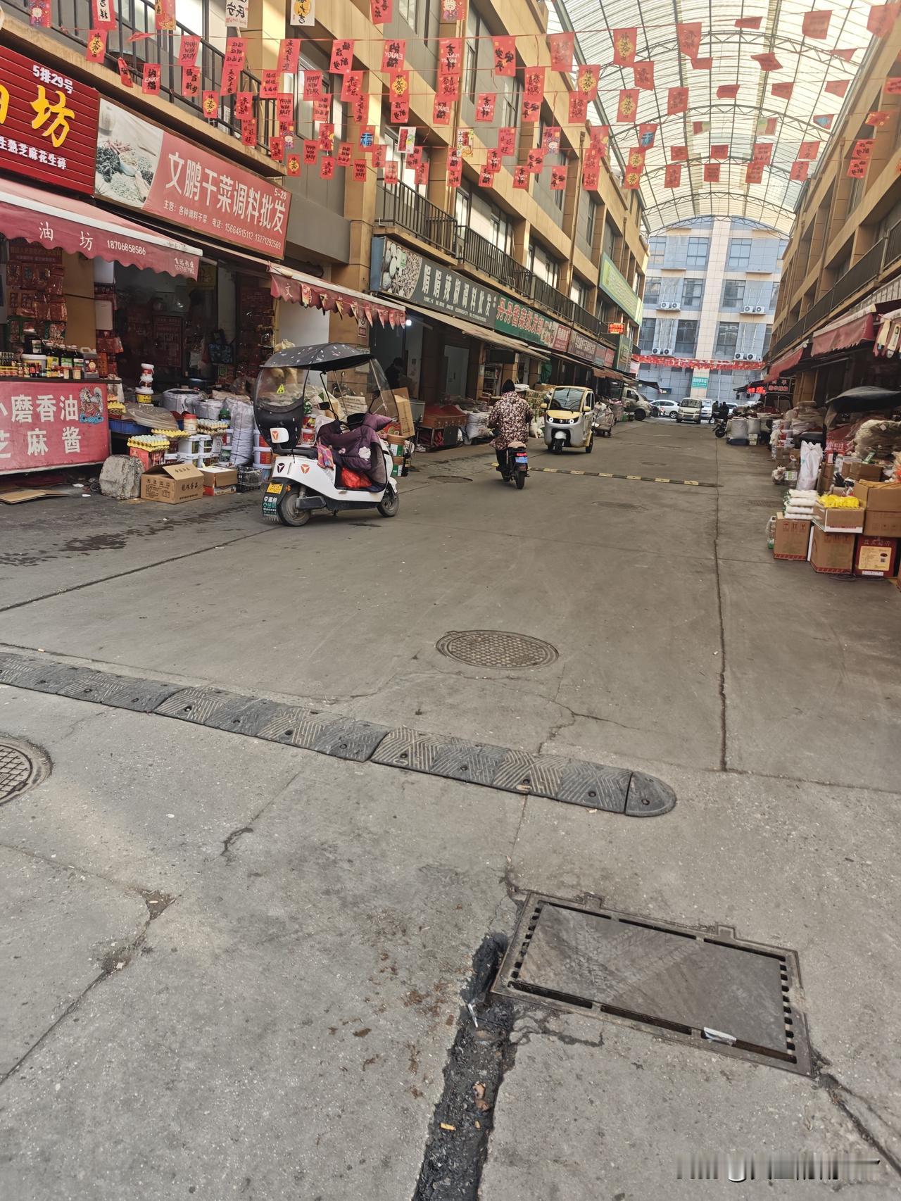 今儿都腊月十五了，我去批发市场转了一圈。离过年也就十来天了，可市场里咋没了往年人