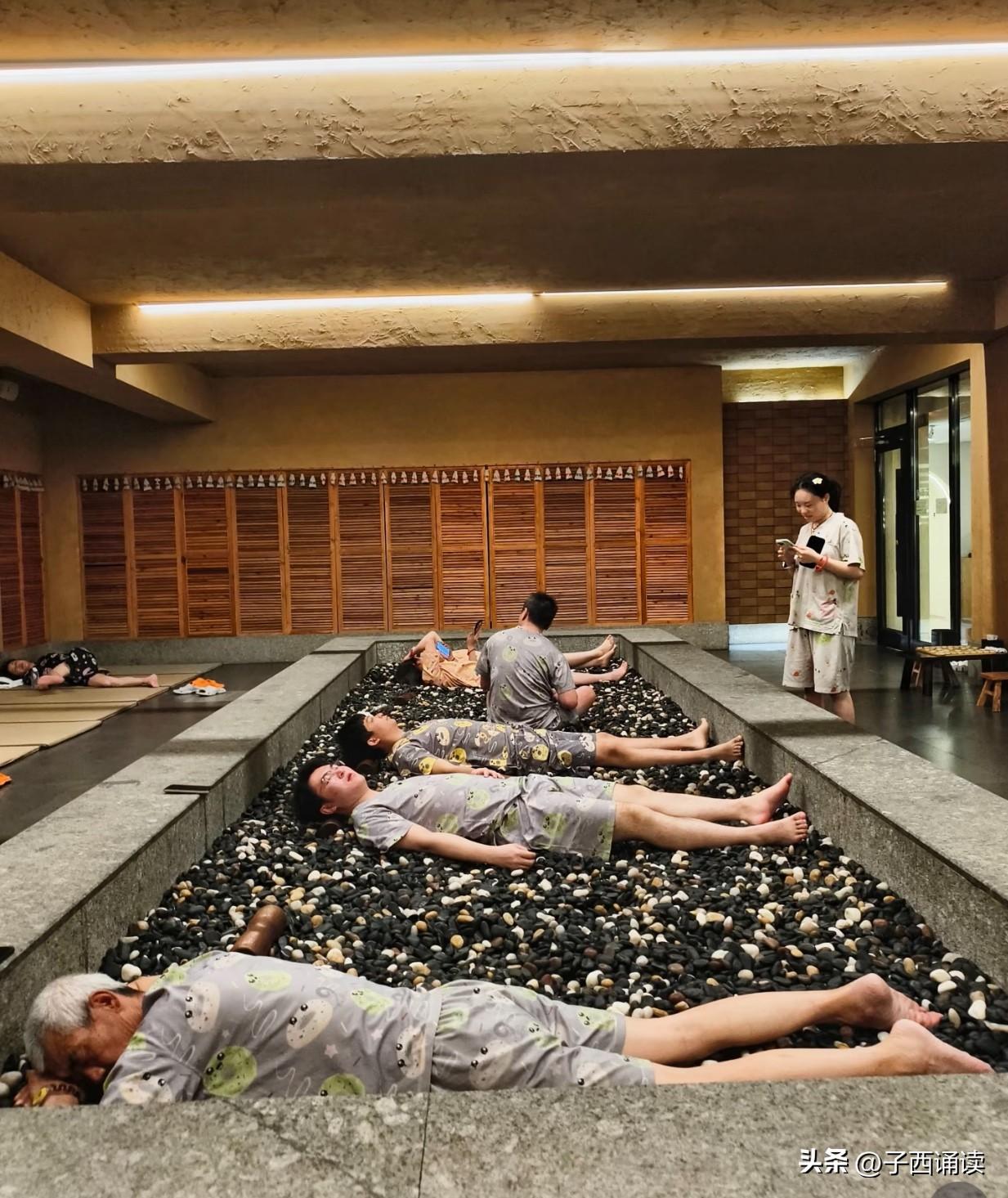 哈哈，这就是传说中躺平的生活吗？有钱人真会享受啊！