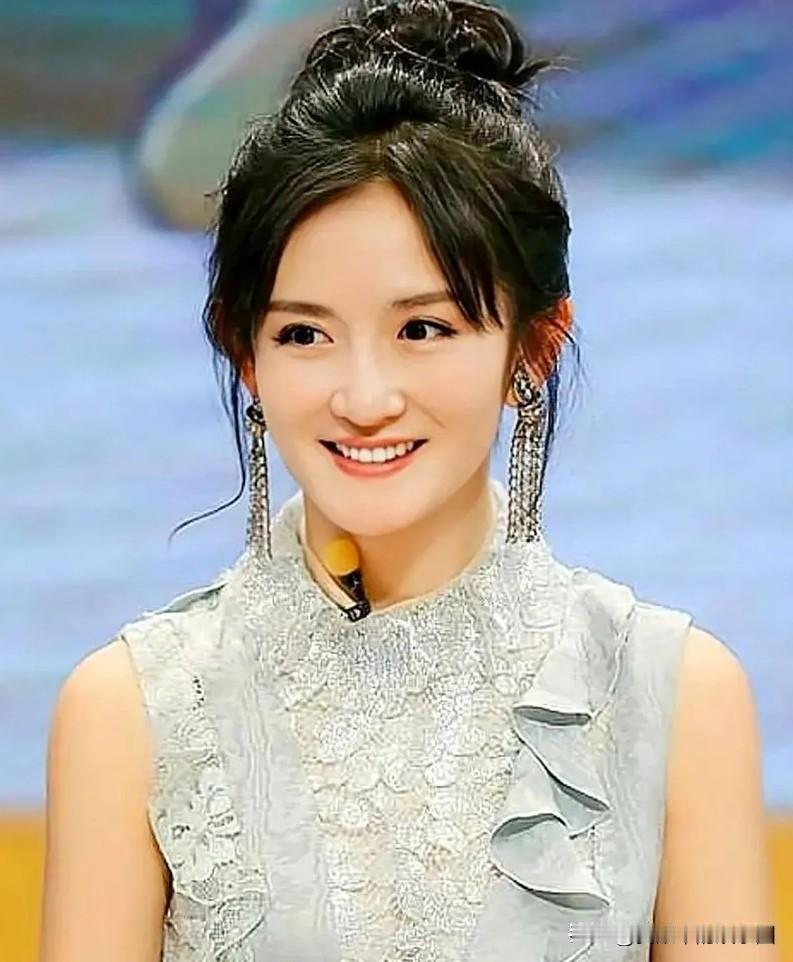 小编以为，谢娜从来就没有火过。如果说火，应该说是主持界唱歌唱得一般般，唱歌界主持