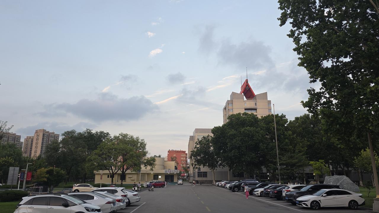 你拼命想变优秀，其实是在讨好一个永远不满意的人

你有没有发现——你越努力变好越