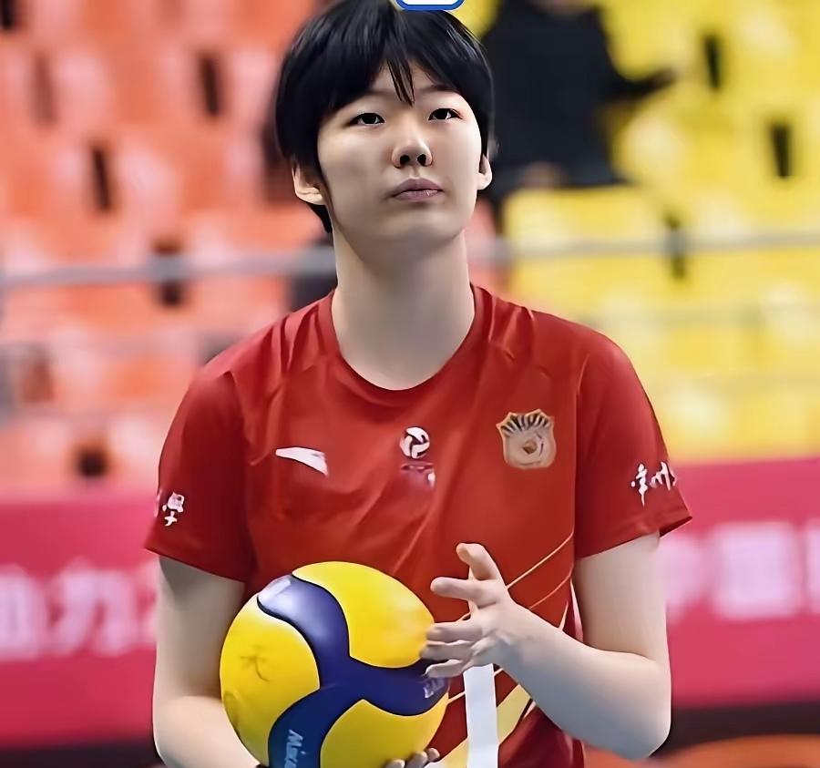 江苏女排的小副攻郭中楠评借在联赛中的出色发挥，将主力副攻万梓玥妥妥的按在了替补席