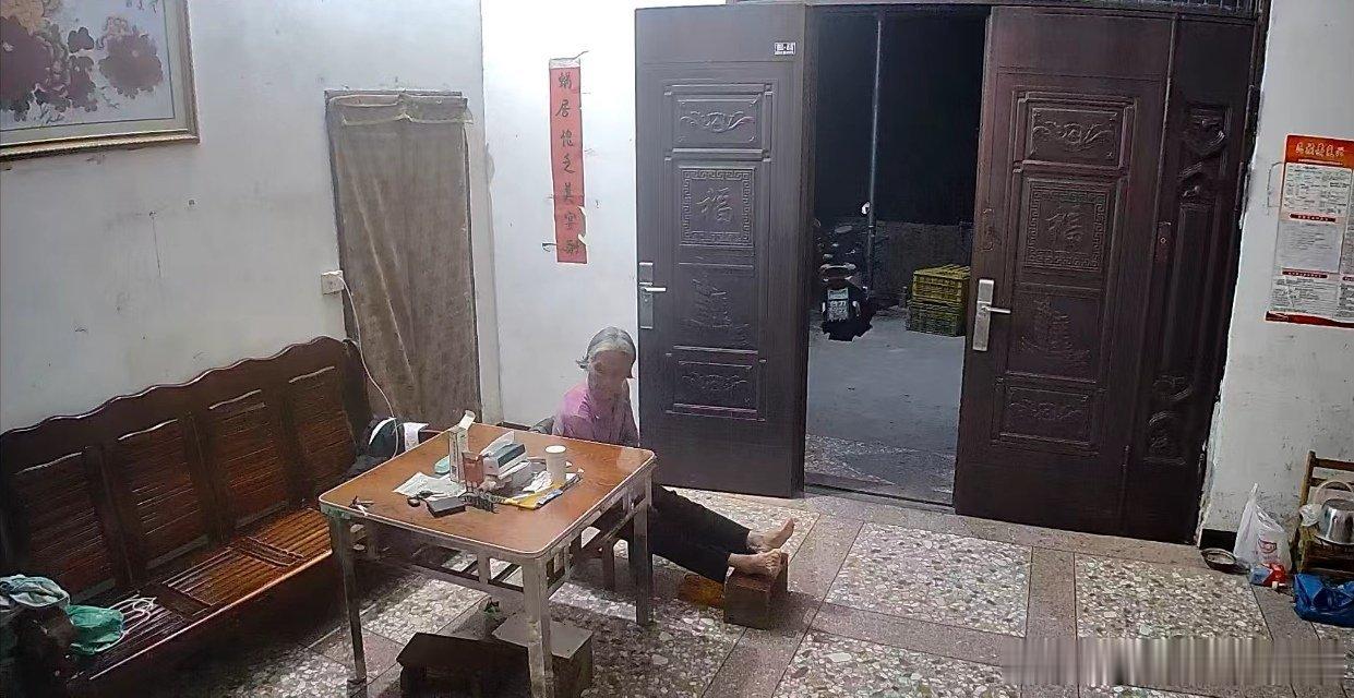「电视坏了。打开摄像头，看见奶奶独自坐在那儿，像是不知道该怎么打发时间，只能硬生