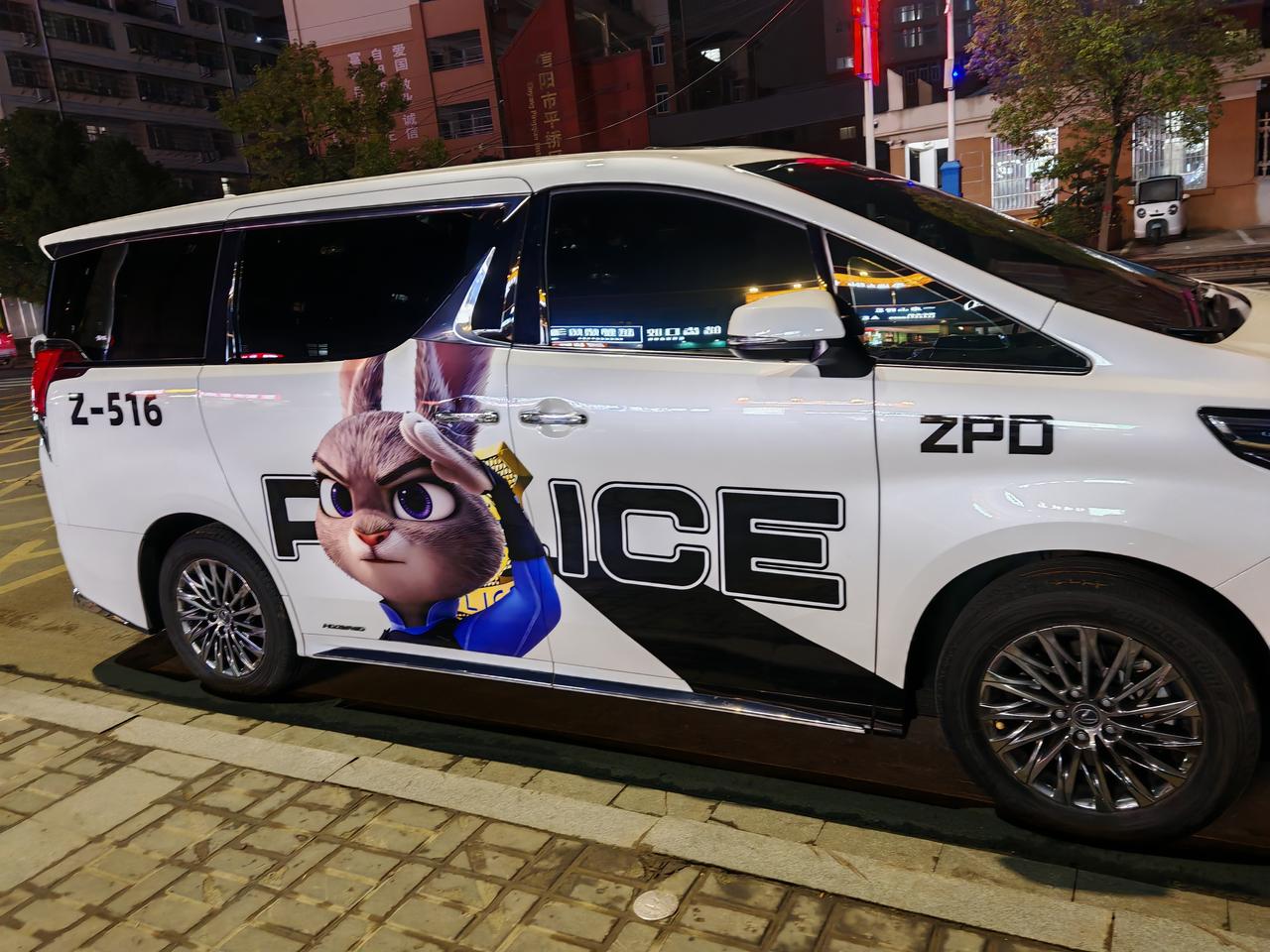 我觉得两个人合伙做生意，最重要的是明白自己的强项，分工明确，根据能力特长划分岗位