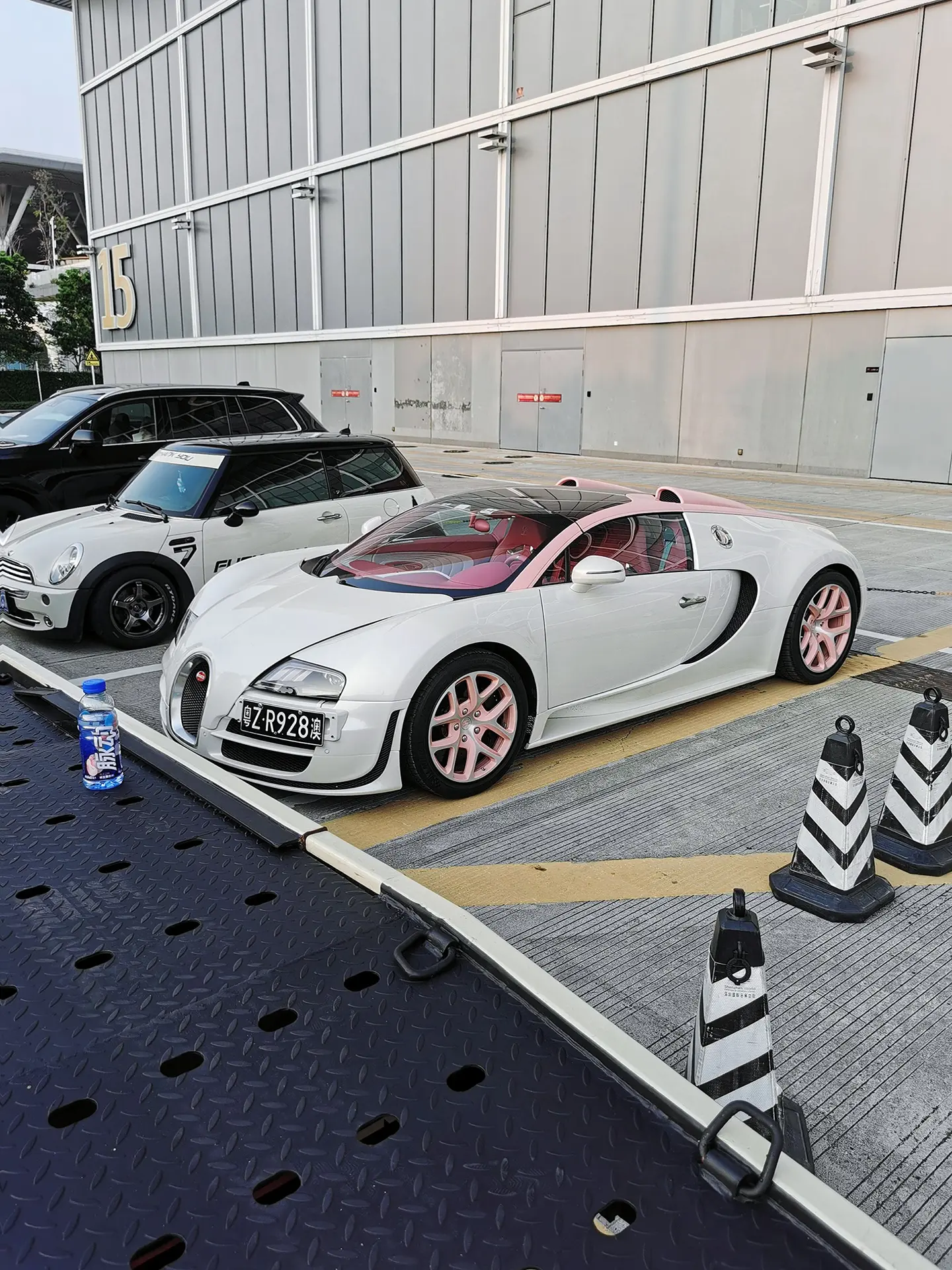 深圳九州车展惊现粉色布加迪，真的太帅了！