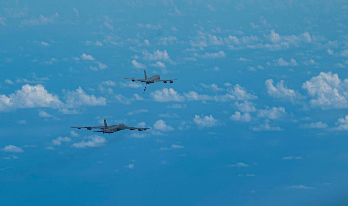 🐖美国空军全球打击司令部公布了 B-52 轰炸机最近在委内瑞拉海岸附近飞行时的