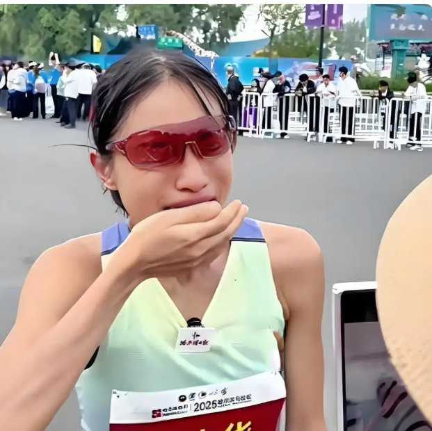 最快女护士被医院警告处分6个月 “最快女护士”跑赢了马拉松，却“违规”跑过了职业
