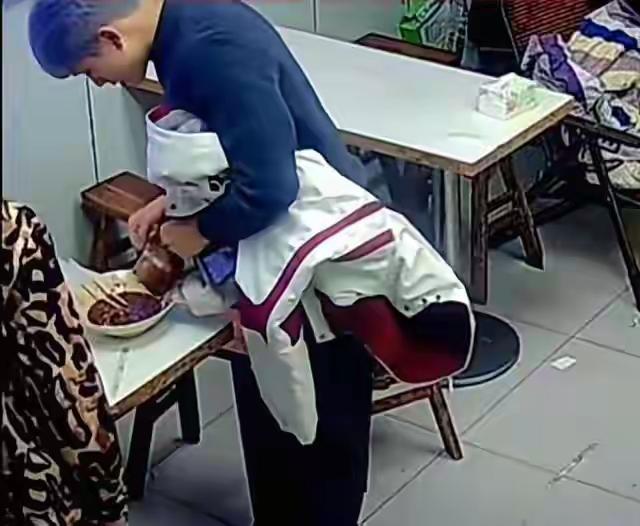 你能想象吗？12元一碗的面，能吃出啥大动静？有位男子就干出了让人目瞪口呆的事儿！