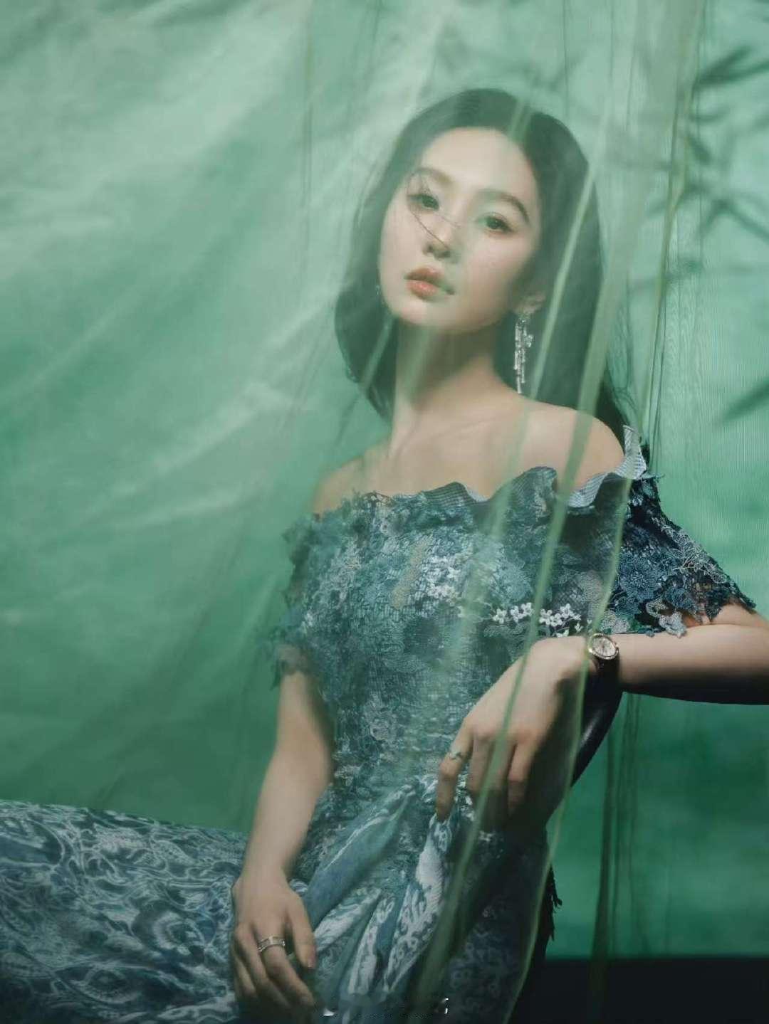 刘诗诗白釉蓝彩妆刘诗诗白釉蓝彩妆造刘诗诗的“白釉蓝彩”妆造以清冷与古典美为基调，