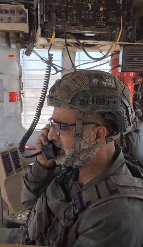 这名以色列士兵名叫阿夫拉罕·泽尔比卜，是一名军用推土机驾驶员。他参与了加沙地带多