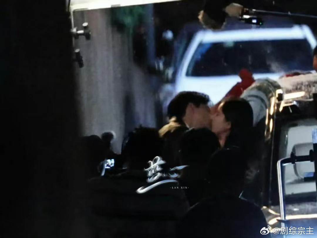 李现张婧仪雪景吻路透现偶氛围感天花板这不就来了，李现和张婧仪之间超强的CP化学反