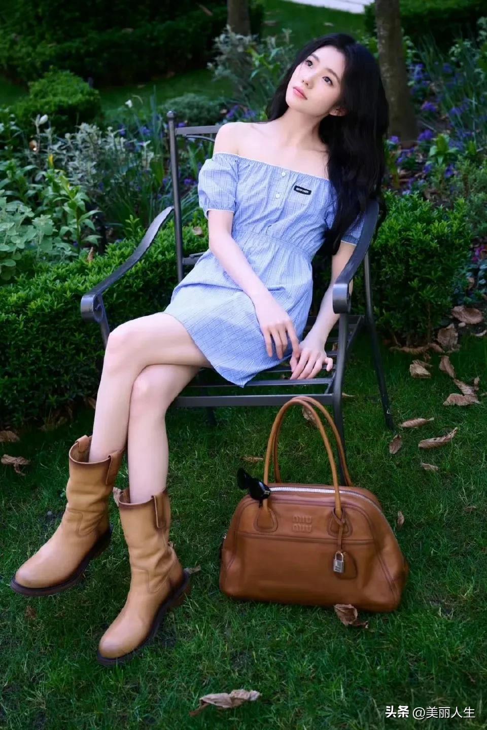 花间美人坐，芳草绿如茵。