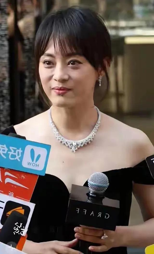 孙俪，在没有美颜、没有滤镜接受采访，这白皙的肌肤、自然的神态，犹如清水出芙蓉。她