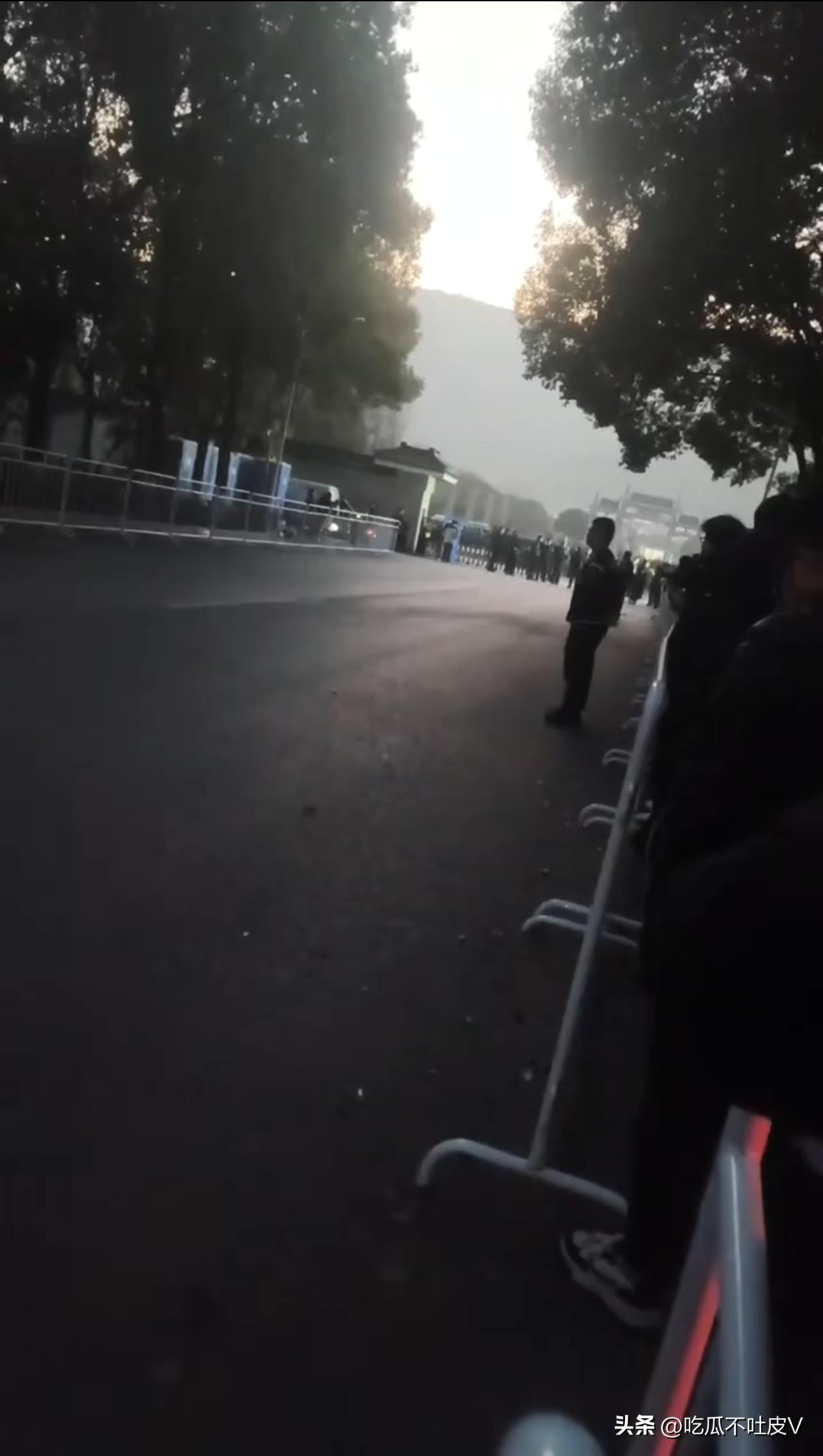 张老师这么多人去送你
您要是泉下有知的话
应该会很欣慰的吧！从网友前方发来的视频