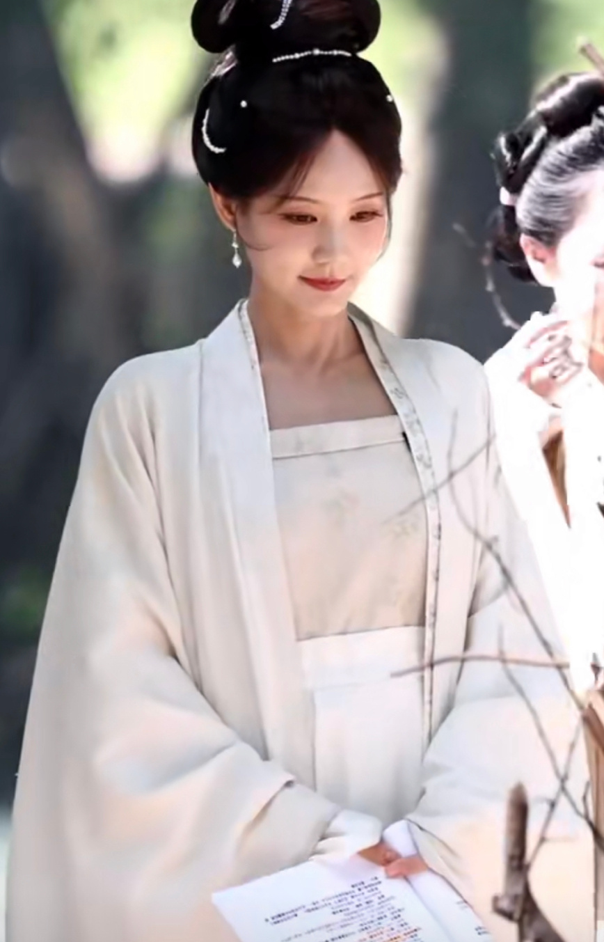 李一桐《金枝》陈雀儿白衣路透，好素好美，温柔又清丽！ 