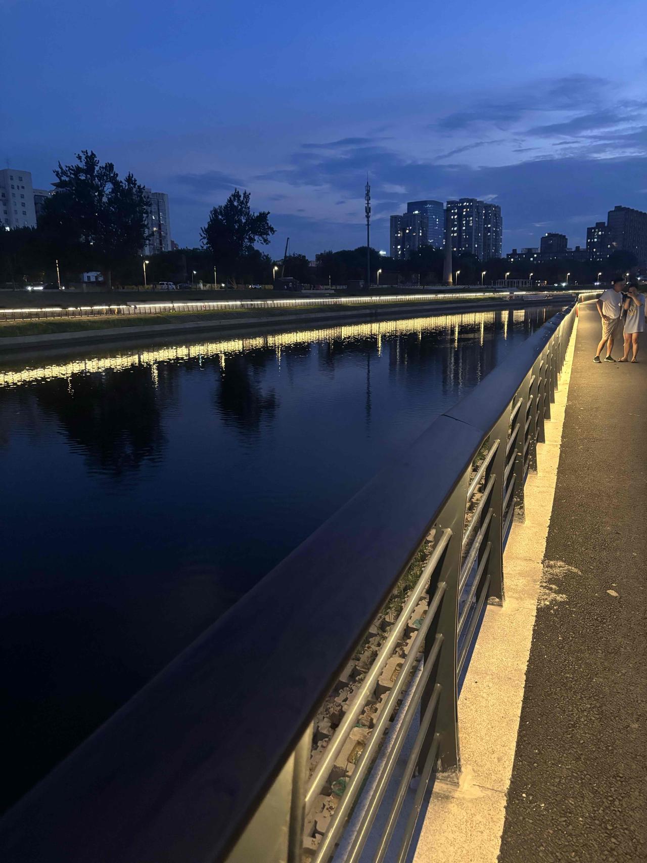 如今，通惠河通州段经过数年建设全线升级为景观带，夜景真的漂亮，是晚饭后散步的最佳