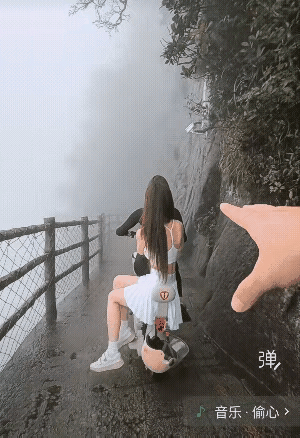 在这地方骑摩托车，还带一个人，看着确实步步惊心，现在的年轻人，胆子确实大，万一出