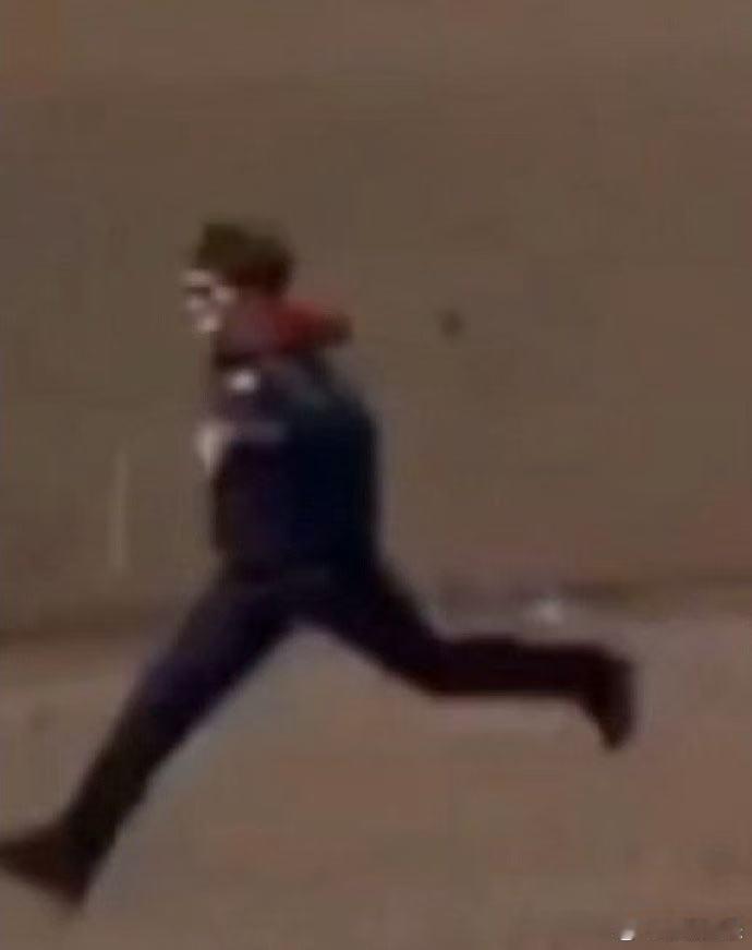 余宇涵打出溜滑心疼又好笑 余宇涵这是在演小品吗，走着走着突然打出溜滑，差点就摔出