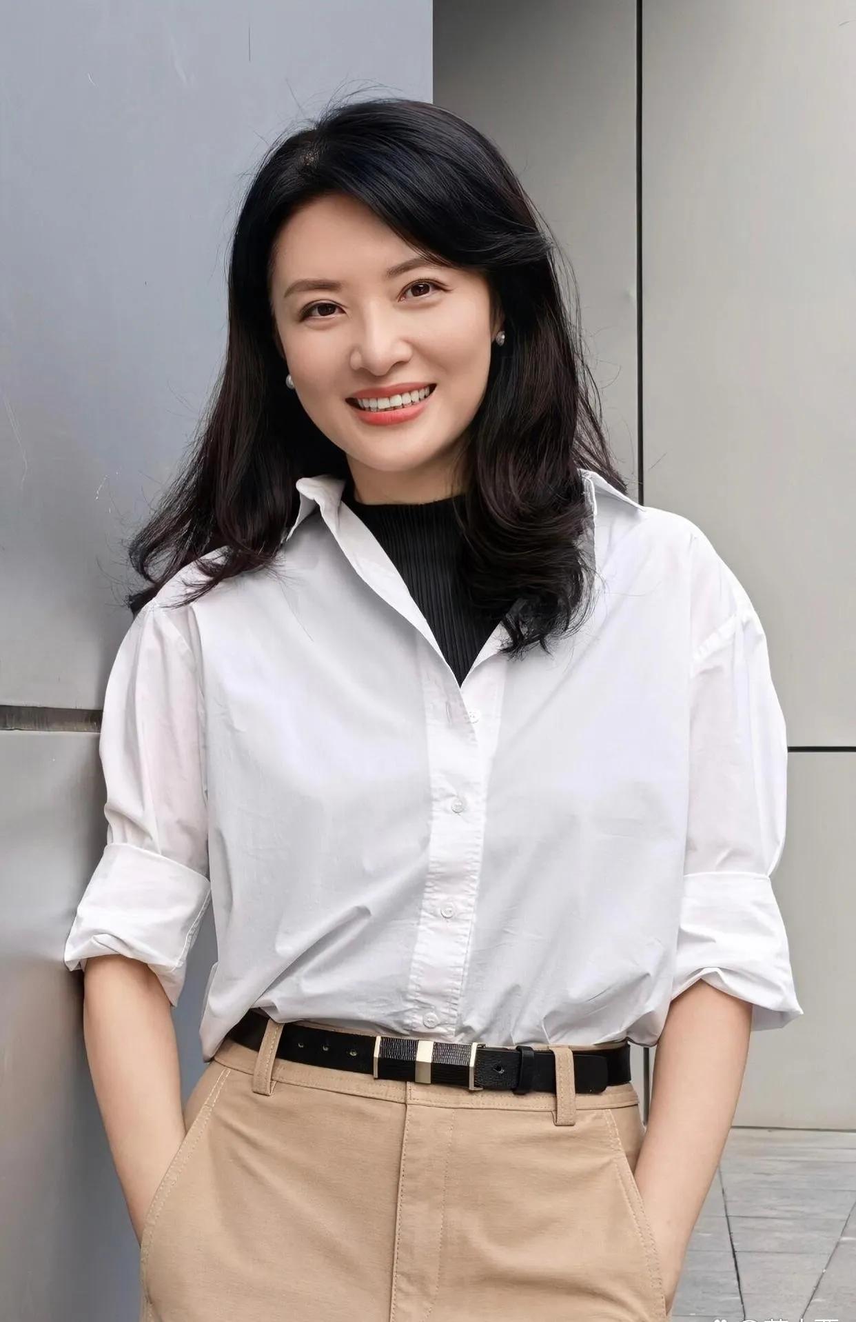 周涛这状态真的太绝了！✨
白衬衫+卡其色阔腿裤，经典的“通勤高级感”公式。
内搭