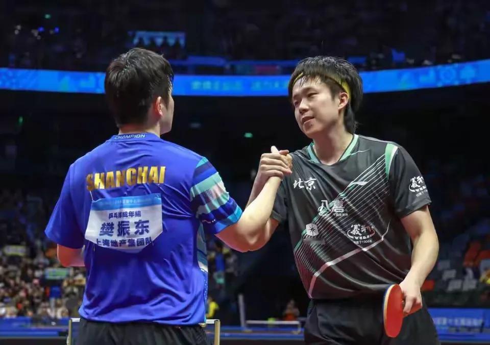 樊振东和王楚钦打得真激烈，最后樊振东赢了。虽然他很久没打国际比赛了，但实力还是顶